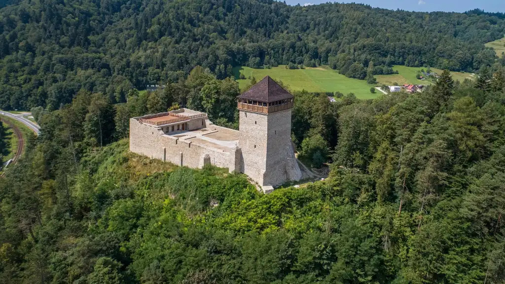 Fotografiu hradu v Muszyne v Poľsku.