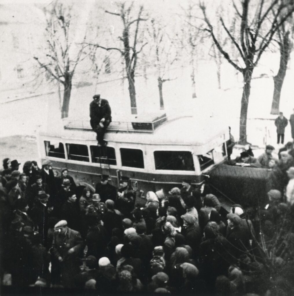 Dobová fotografia dokumentujúca deportácie židov zo Starej Ľubovne.