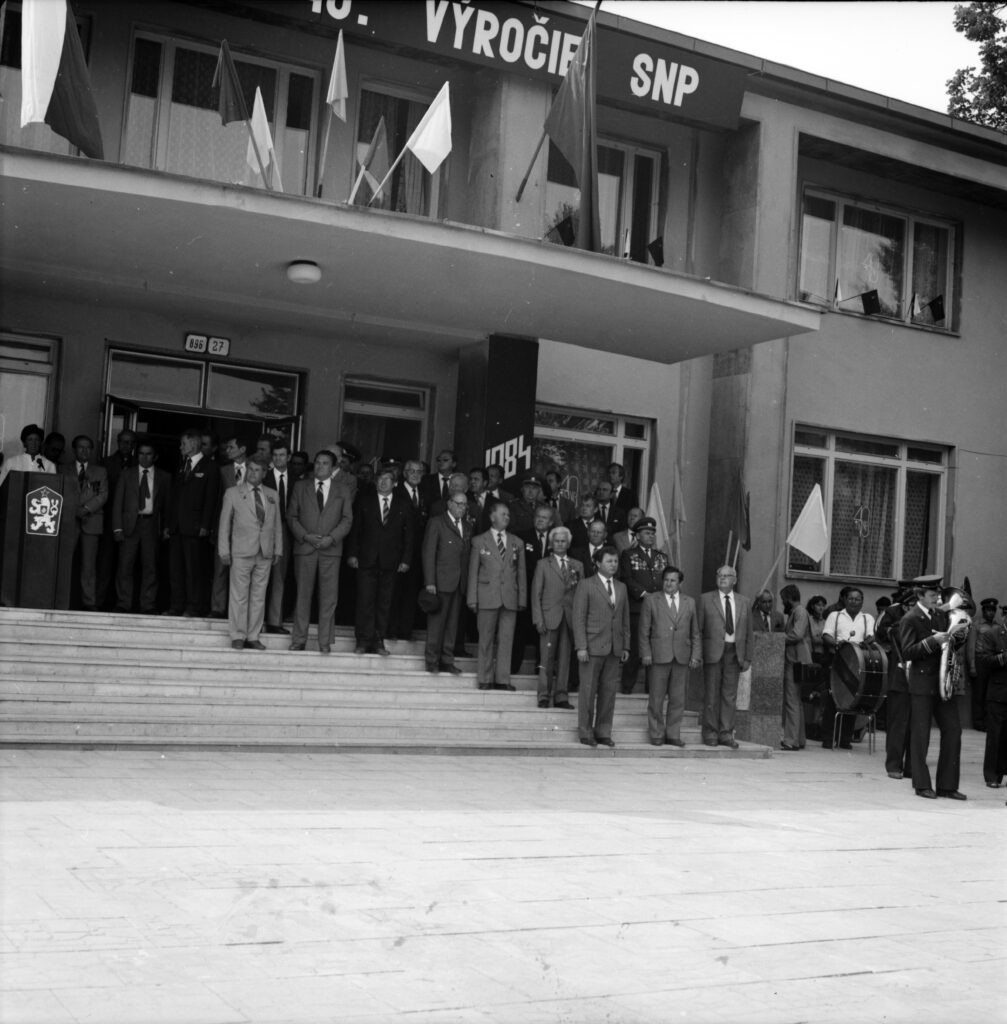 Fotografia funkcionárov a odbojárov okresu Stará Ľubovňa pri príležitosti 40. výročia SNP pred budovou Kultúrneho domu v Starej Ľubovni.